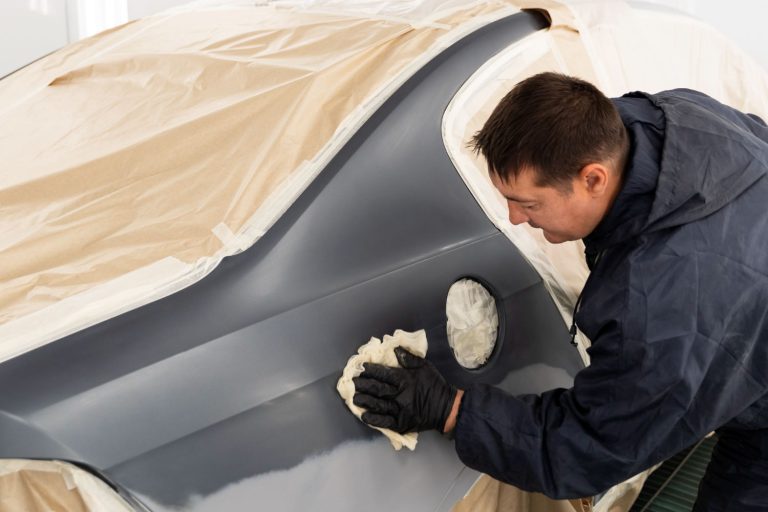 Konserwacja lakieru samochodowego – jak zabezpieczyć lakier przed uszkodzeniami?