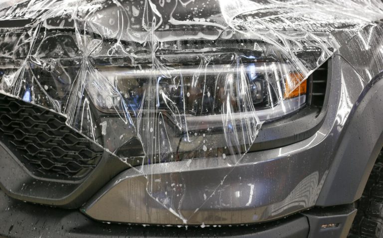 Bezpieczne malowanie auta: Poznaj tajemnicę folii ochronnej PPF na lakier samochodowy!